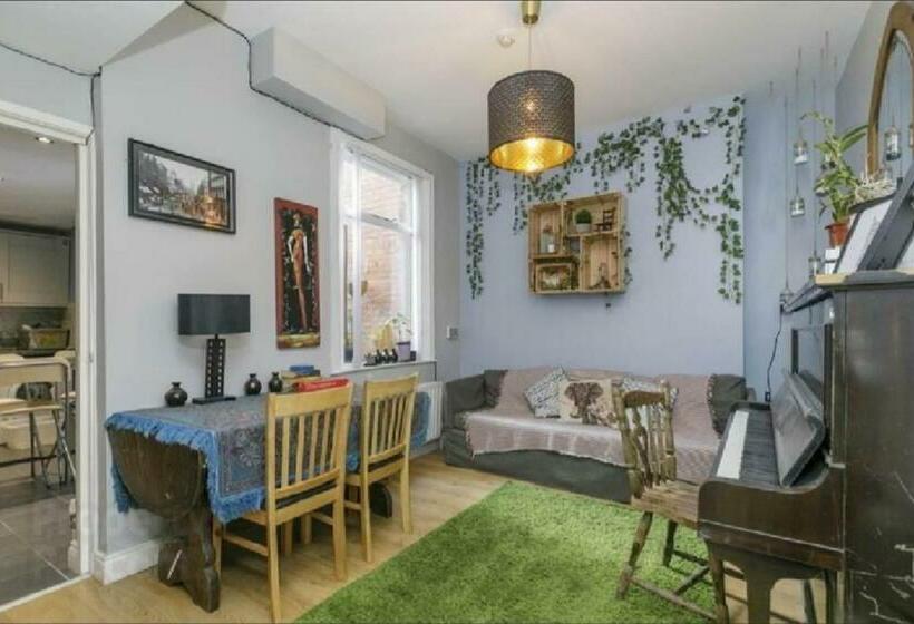 펜션 Big Yellow Door In Queens Quarter