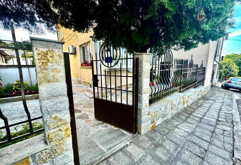 Пансион Guestrooms Stoyanovi