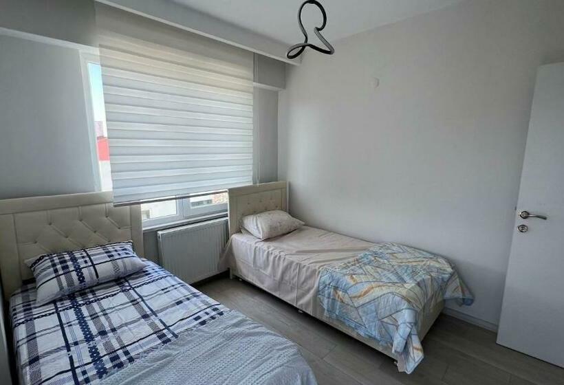 Site Içerisinde Deniz Manzaralı Ve Sahile Yakın Otopark Sorunu Bulunmayan Kiralık Daire