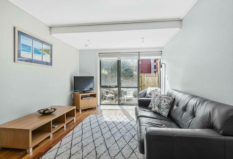 Apartment 6 Pacific Apartments