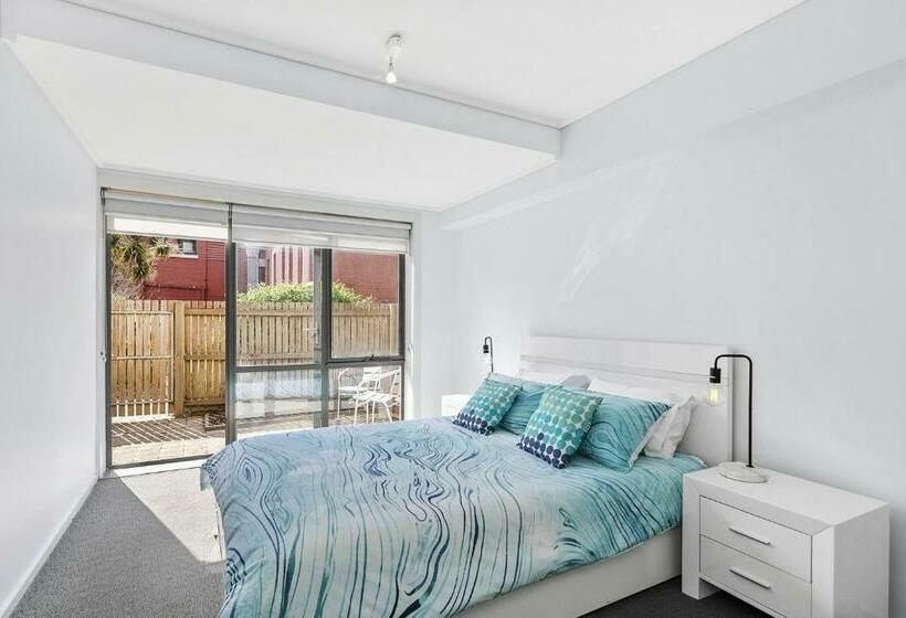 Apartment 6 Pacific Apartments