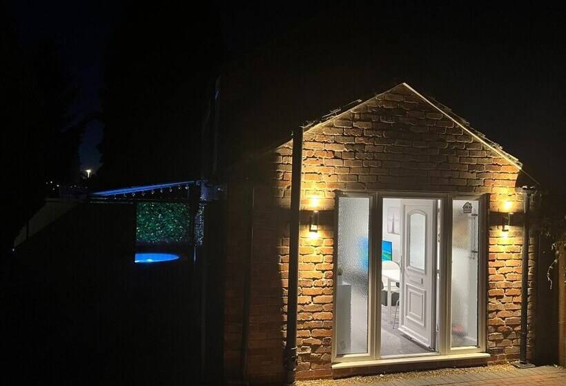 Jacuzzi Spa! Stunning Entire Guest House   Netflix