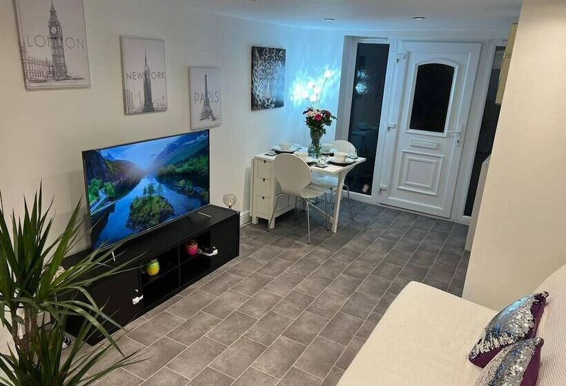 Jacuzzi Spa! Stunning Entire Guest House   Netflix