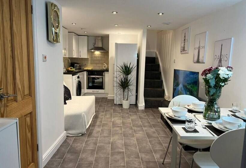 Jacuzzi Spa! Stunning Entire Guest House   Netflix