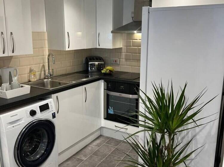 Jacuzzi Spa! Stunning Entire Guest House   Netflix