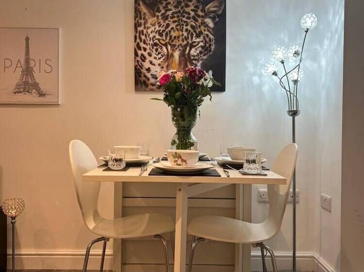 Jacuzzi Spa! Stunning Entire Guest House   Netflix