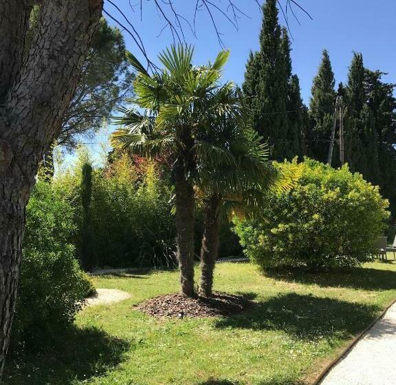 بنسيون Le Cherche Midi, Entre Nîmes, Le Pont Du Gard, Uzès, Arles