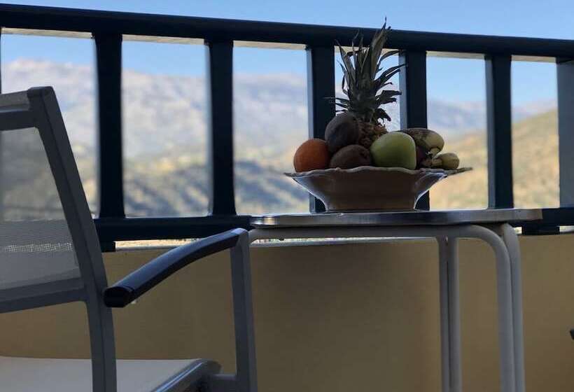 בית מלון כפרי Astoria