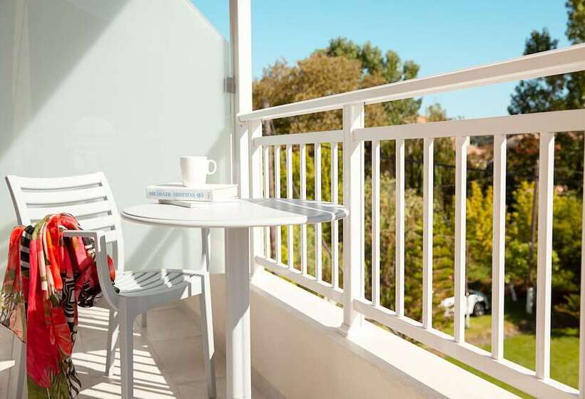 בית מלון כפרי Avra Beach