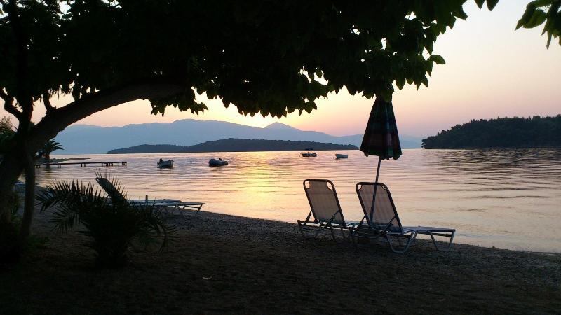 בית מלון כפרי Avra Beach