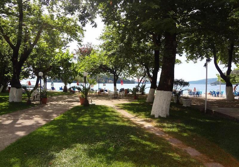 בית מלון כפרי Avra Beach