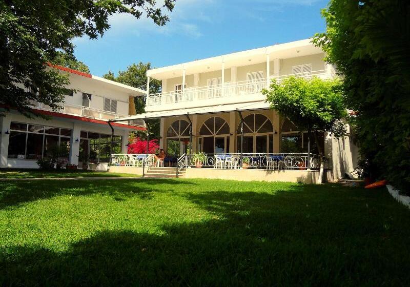 בית מלון כפרי Avra Beach