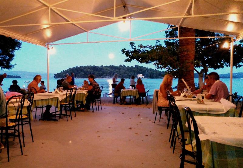 בית מלון כפרי Avra Beach