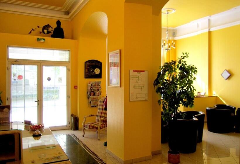 ホテル Berlioz Basel Airport