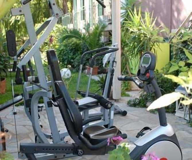 Отель Captain S House