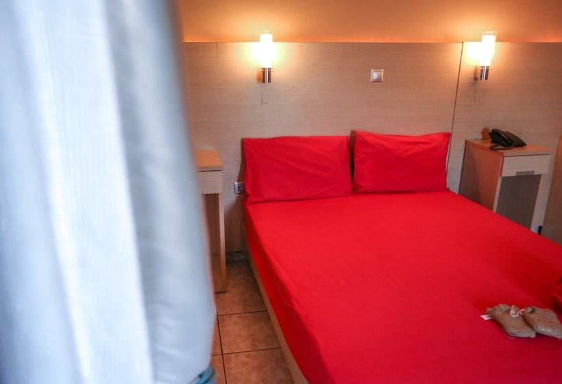 Отель Captain S House