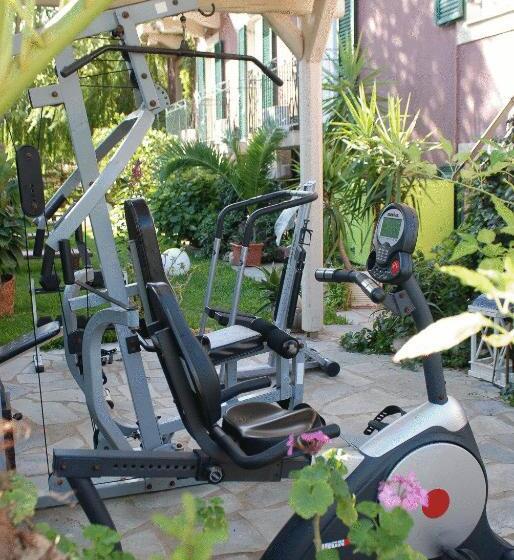 Отель Captain S House