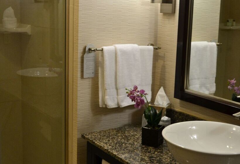 בית מלון כפרי Embassy Suites Palmdale