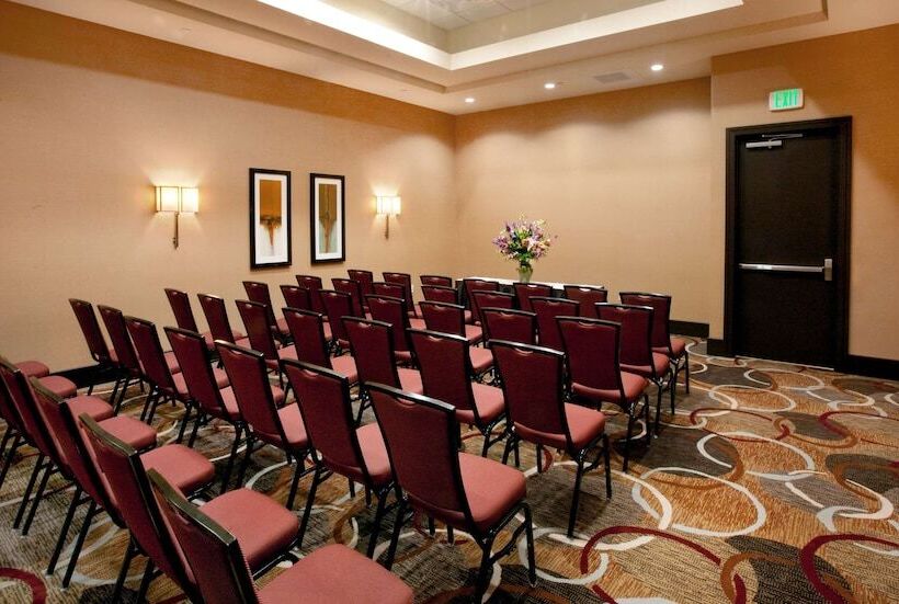 בית מלון כפרי Embassy Suites Palmdale