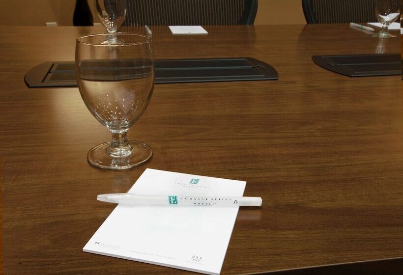 בית מלון כפרי Embassy Suites Palmdale