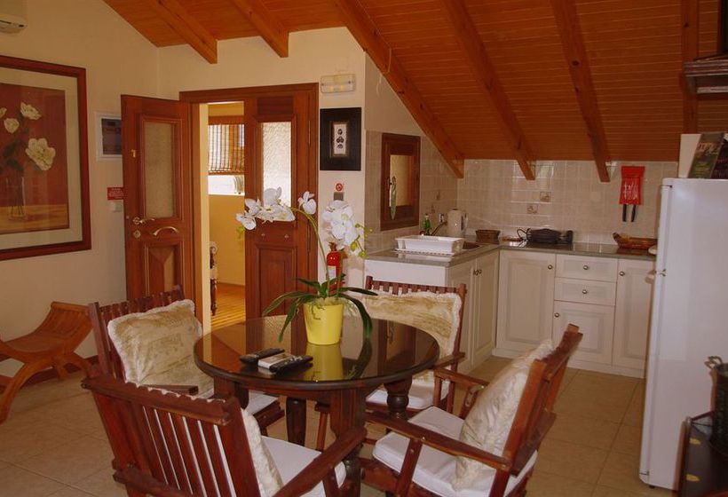 בית מלון כפרי Faros Suites