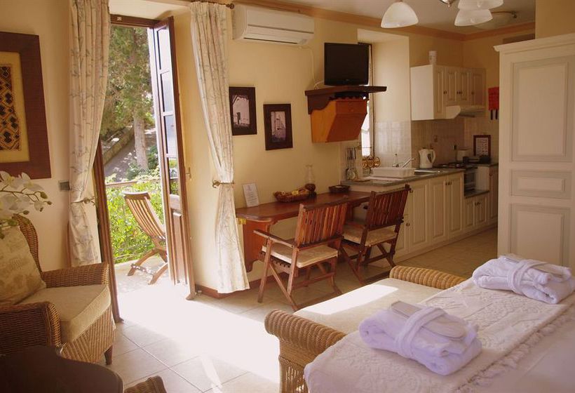 בית מלון כפרי Faros Suites