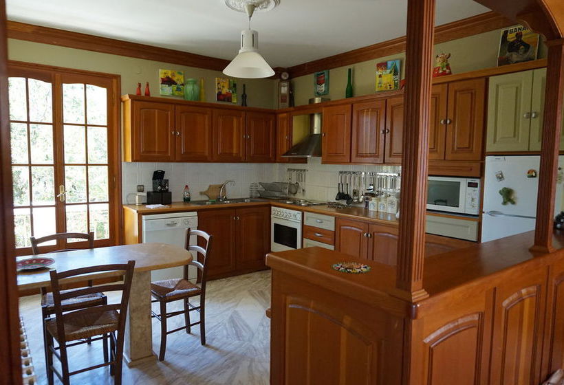 בית מלון כפרי Faros Suites