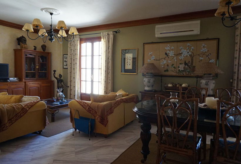 בית מלון כפרי Faros Suites