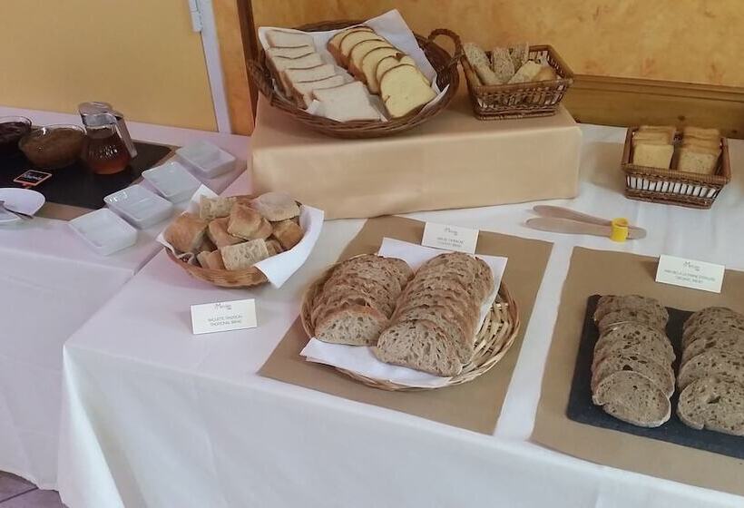 Отель Contact Hôtel La Métairie