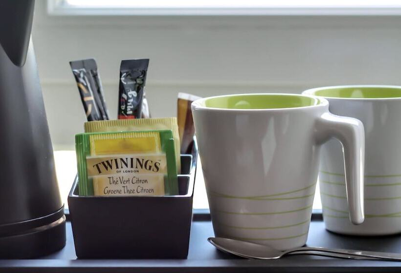 Отель Contact Hôtel La Métairie