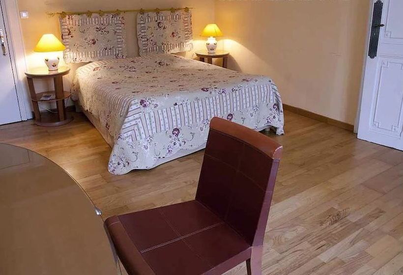 Отель Hôtel Les 3 Falaises