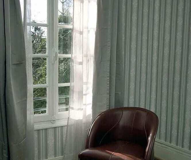 Отель Hôtel Les 3 Falaises