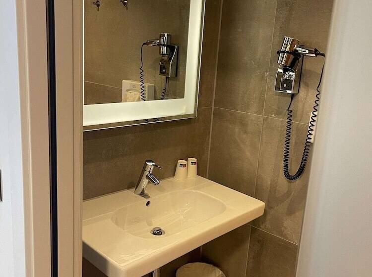 בית מלון כפרי Ibis Styles Nivelles