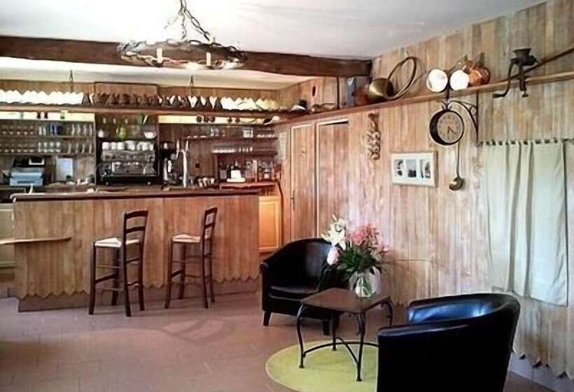 ホテル Logis L'auberge De Larressingle