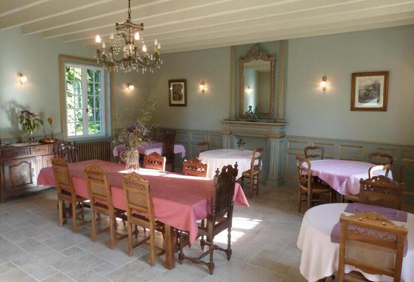 فندق Manoir De Savigny
