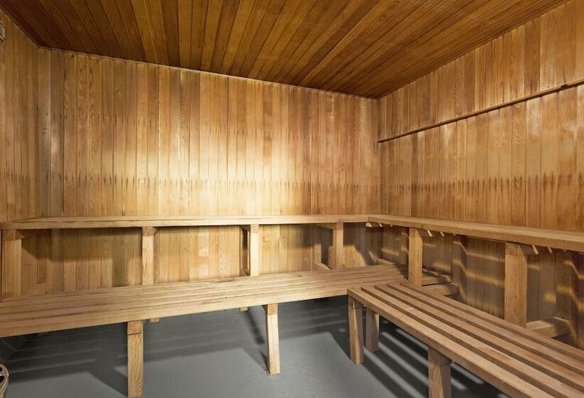 هتل Village Family Motor Inn