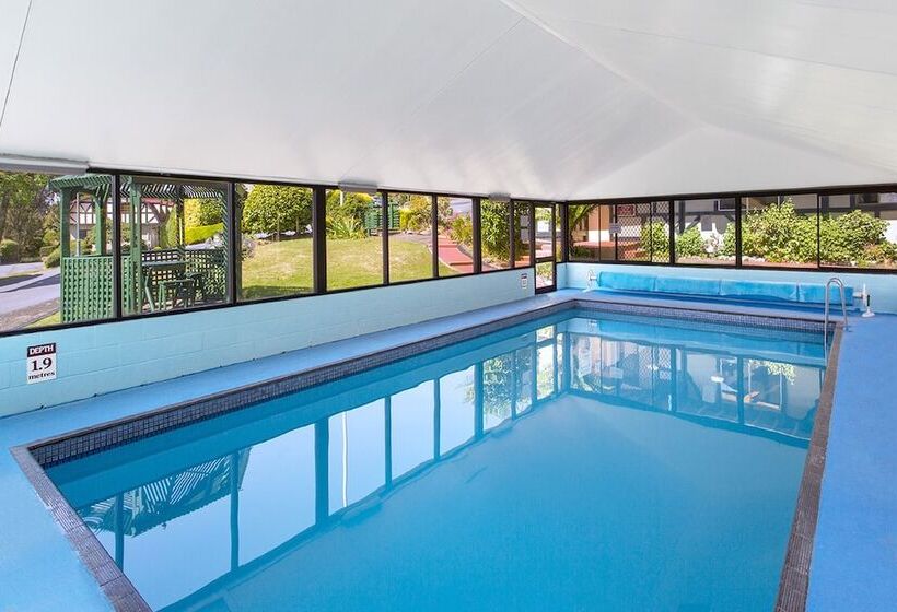 هتل Village Family Motor Inn