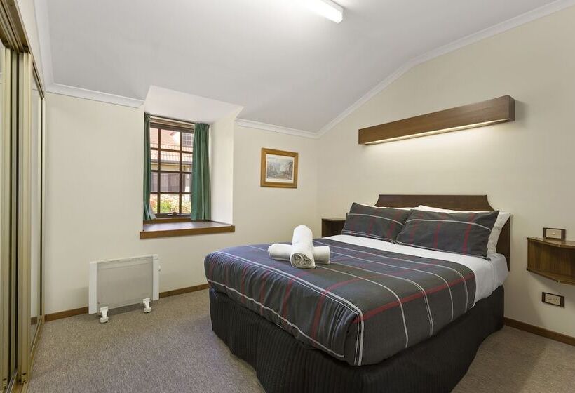 هتل Village Family Motor Inn