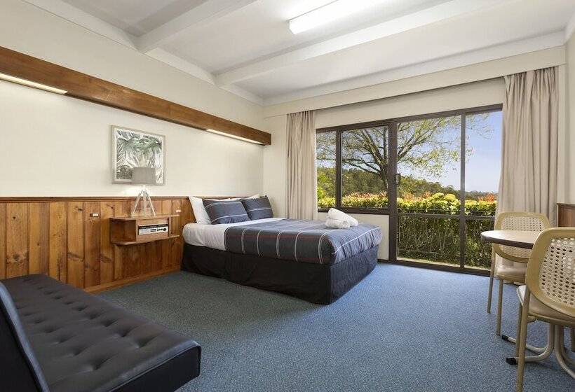 هتل Village Family Motor Inn