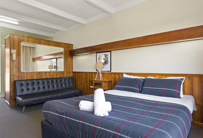 هتل Village Family Motor Inn