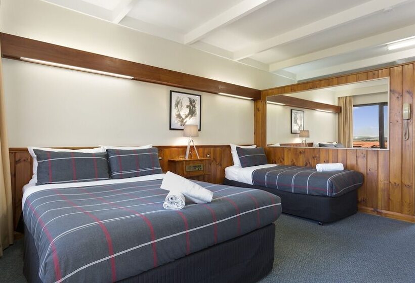 هتل Village Family Motor Inn