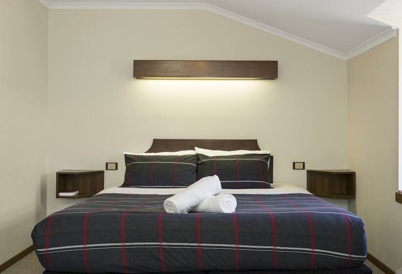 هتل Village Family Motor Inn