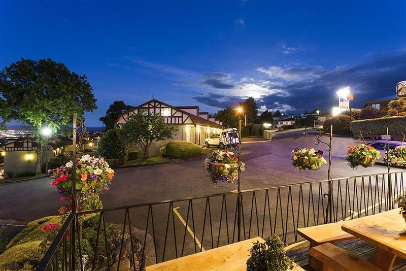 هتل Village Family Motor Inn