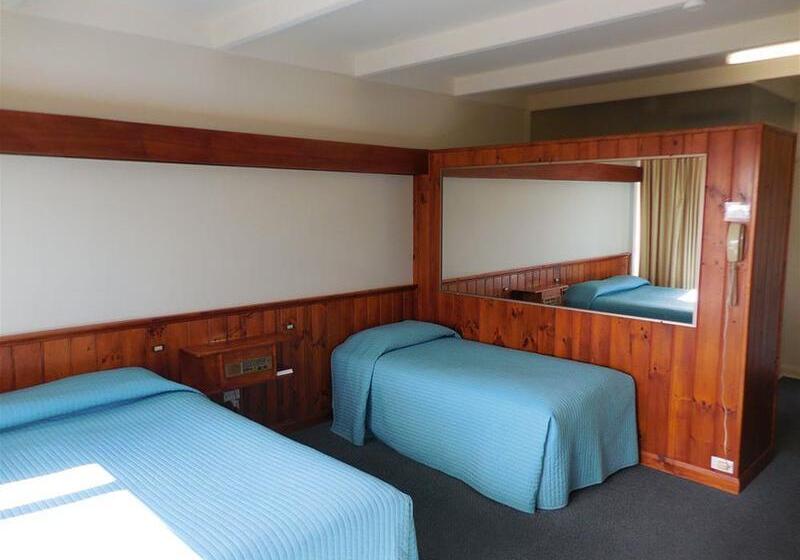 هتل Village Family Motor Inn