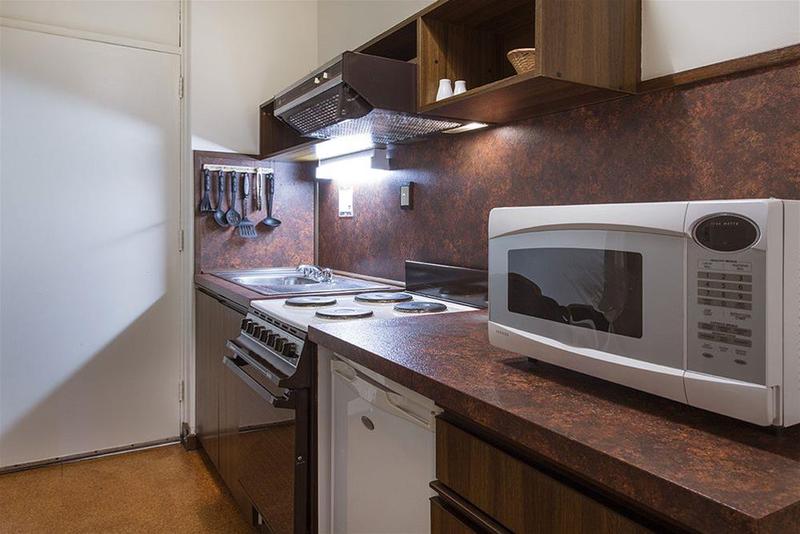 هتل Village Family Motor Inn