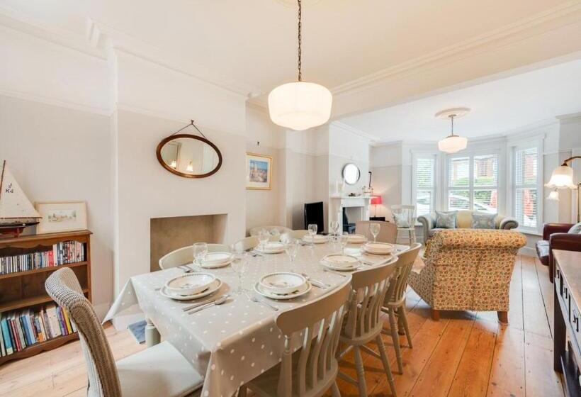 23 Stradbroke Road