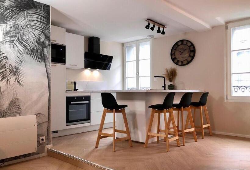 Au Coeur De Vannes   Vue Sur Les Remparts   2 Ch