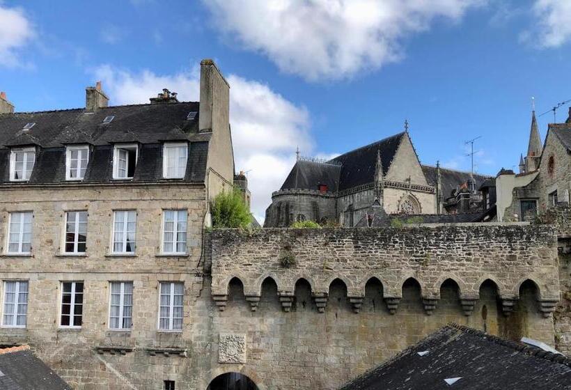 Au Coeur De Vannes   Vue Sur Les Remparts   2 Ch