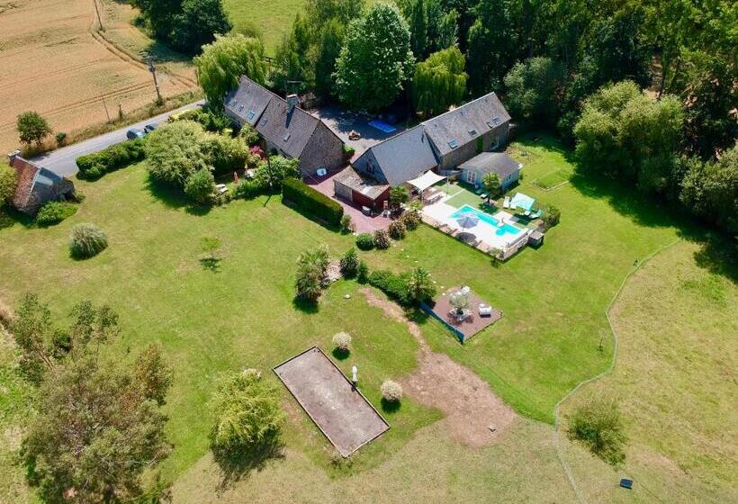 مبيت وإفطار Domaine De La Besnerie Gites Avec Spa Privatif à 10 Min Du Mont St Michel