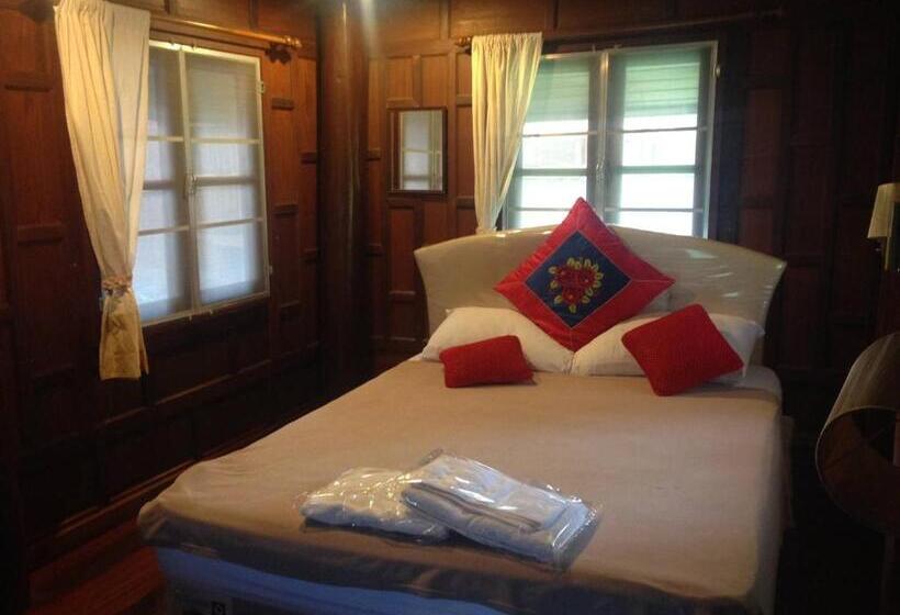 Bed and Breakfast Ruenthai Ampawa